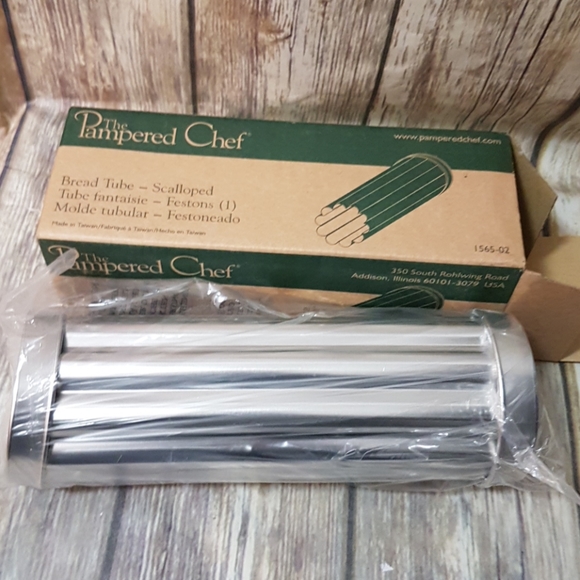 Pampered Chef Scalloped Tube - Picture 1 of 4